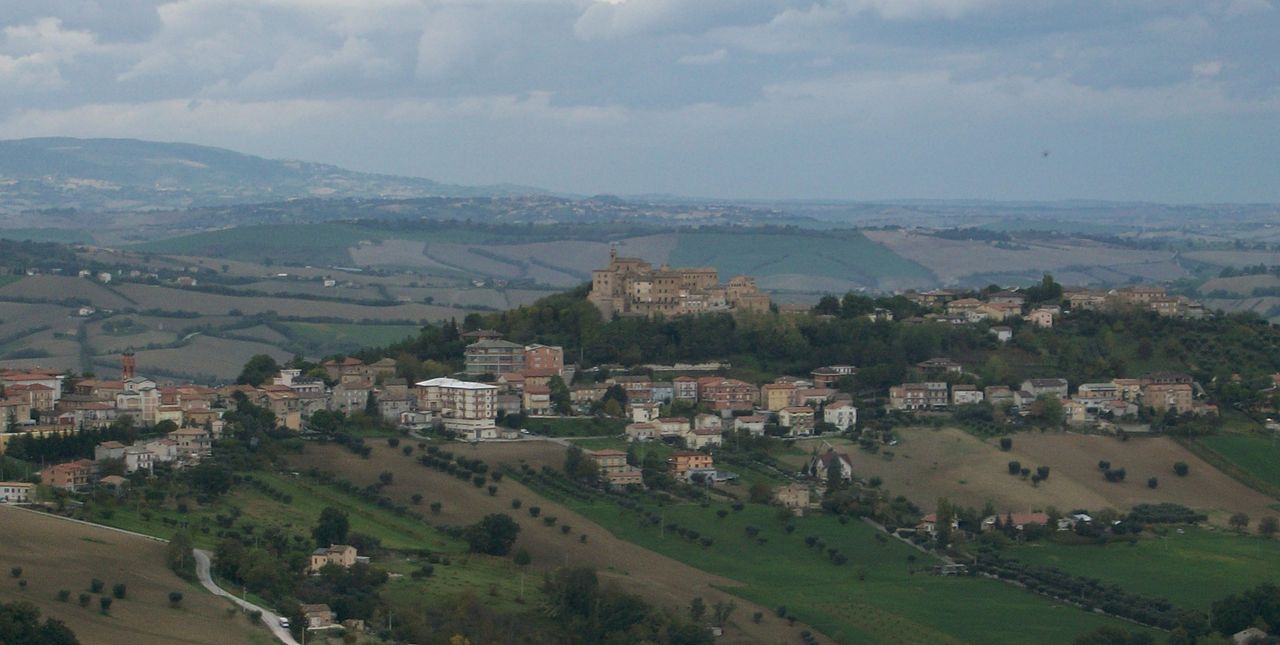 Montappone, nelle Marche… con tanto di cappello