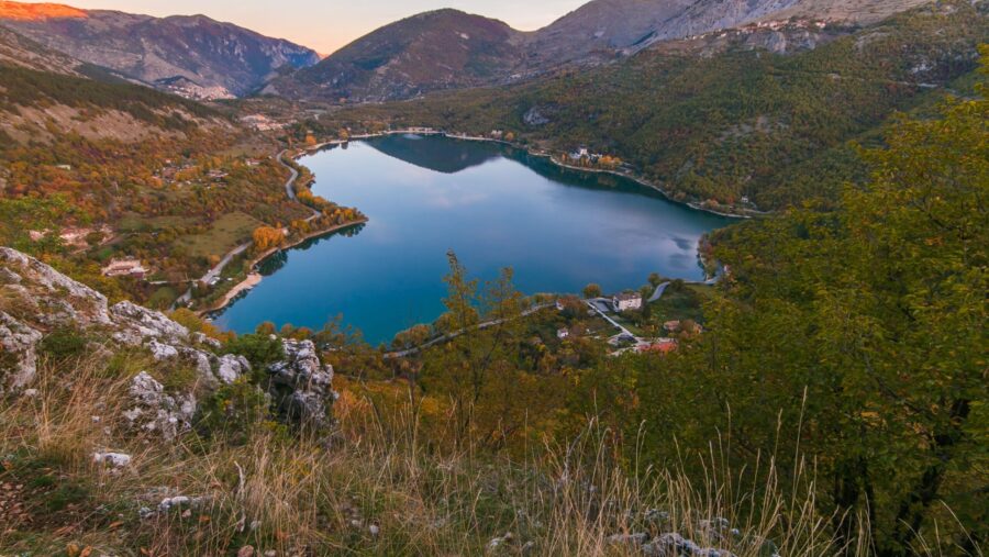 In Abruzzo c’è un lago che dicono sia a forma di cuore: il Lago di Scanno è un vero gioiello