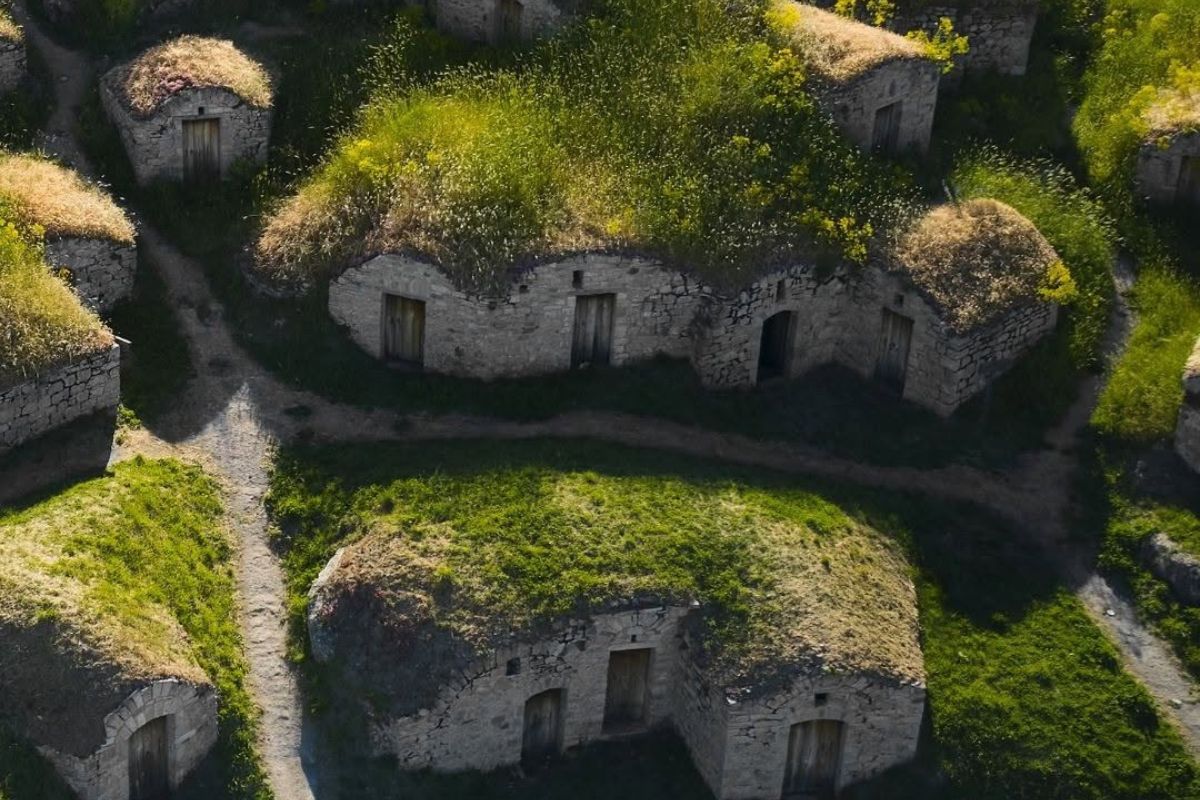 Sembra un villaggio degli gnomi e invece esiste davvero ed è in Italia: i Palmenti di Pietragalla sono tra i luoghi più surreali che ti capiterà di vedere