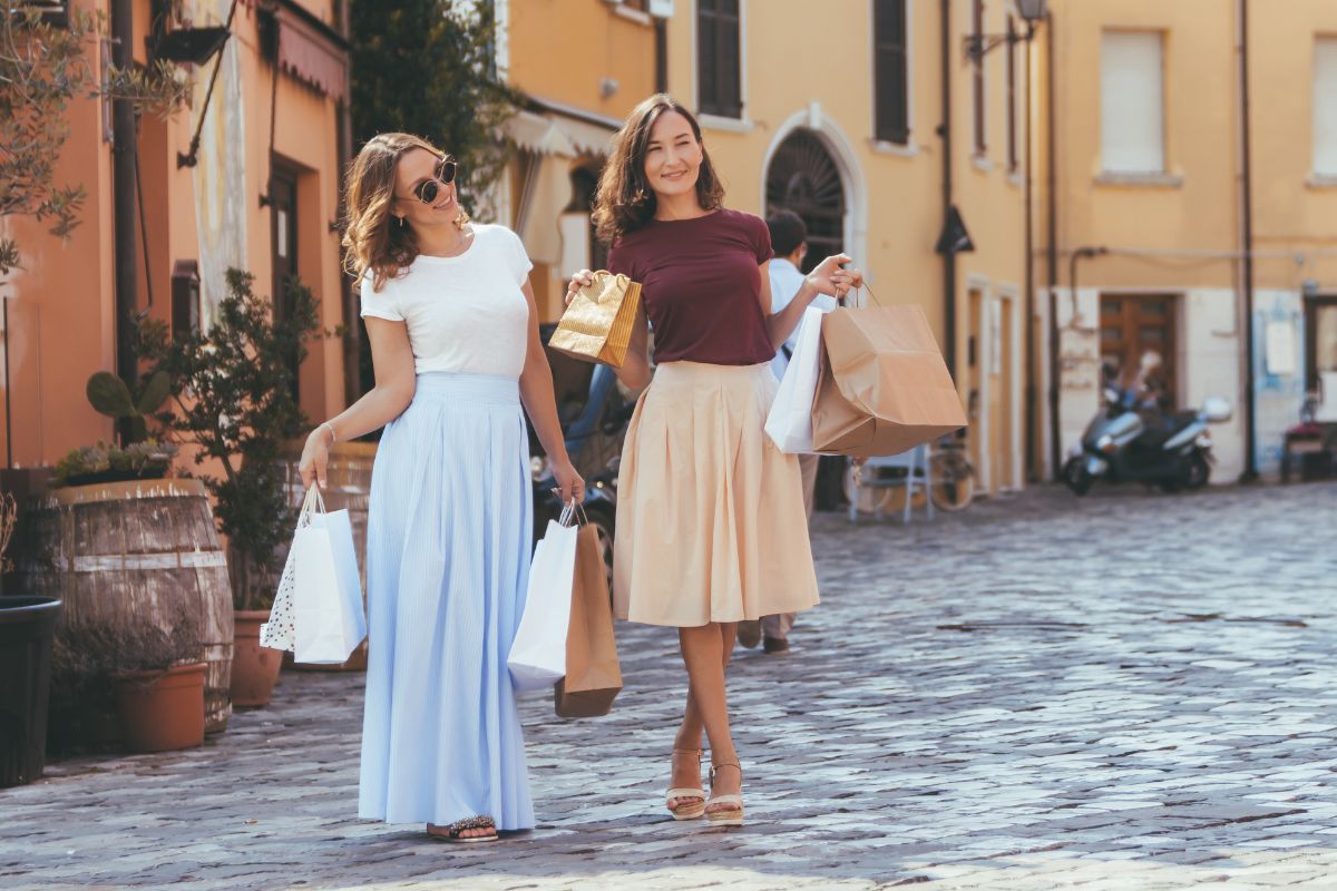 Shopping slow nei borghi d’Italia: dove perdersi tra botteghe d’autore e cosa indossare per farlo con grazia e stile