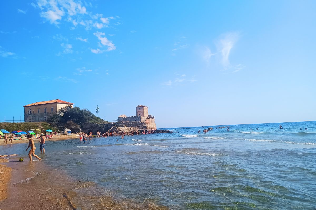 All’ombra di una torre antichissima si nasconde una delle spiagge più belle d’Italia: raggiungerla non è facile ma ne vale la pena