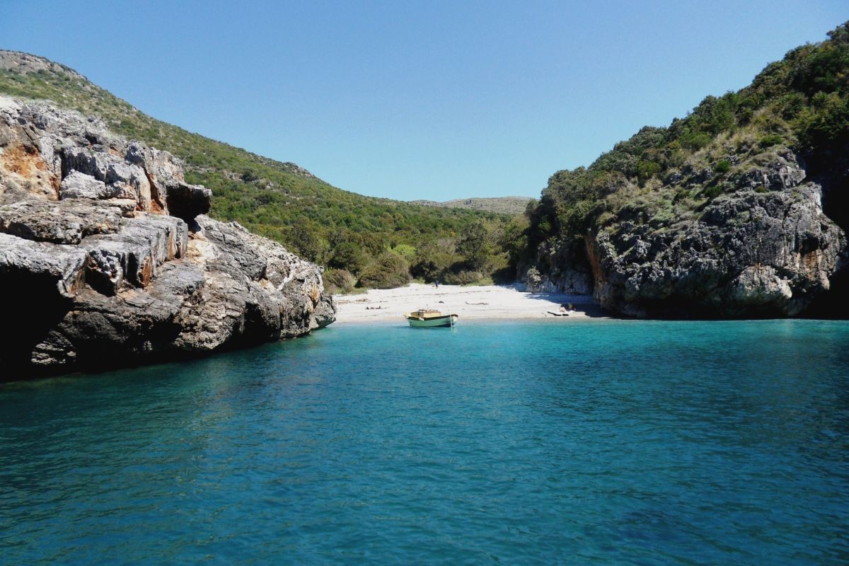 Nel 2013 è stata eletta spiaggia più bella d’Italia: più di 10 anni dopo, Cala Bianca non smette di far sognare