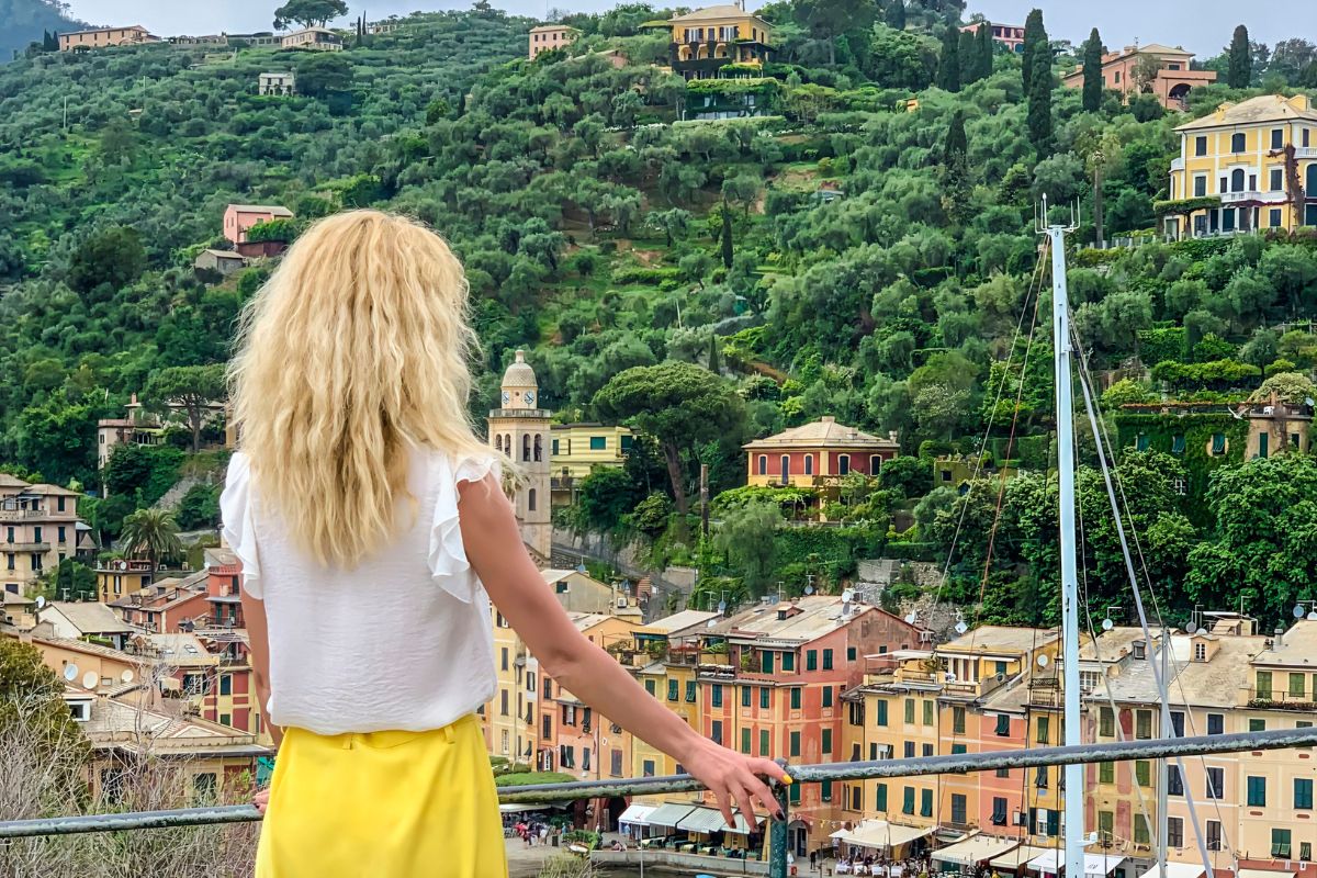 Come vestirsi per una vacanza al mare in Liguria: cosa indossare tra capi e tessuti liguri con proposte di outfit