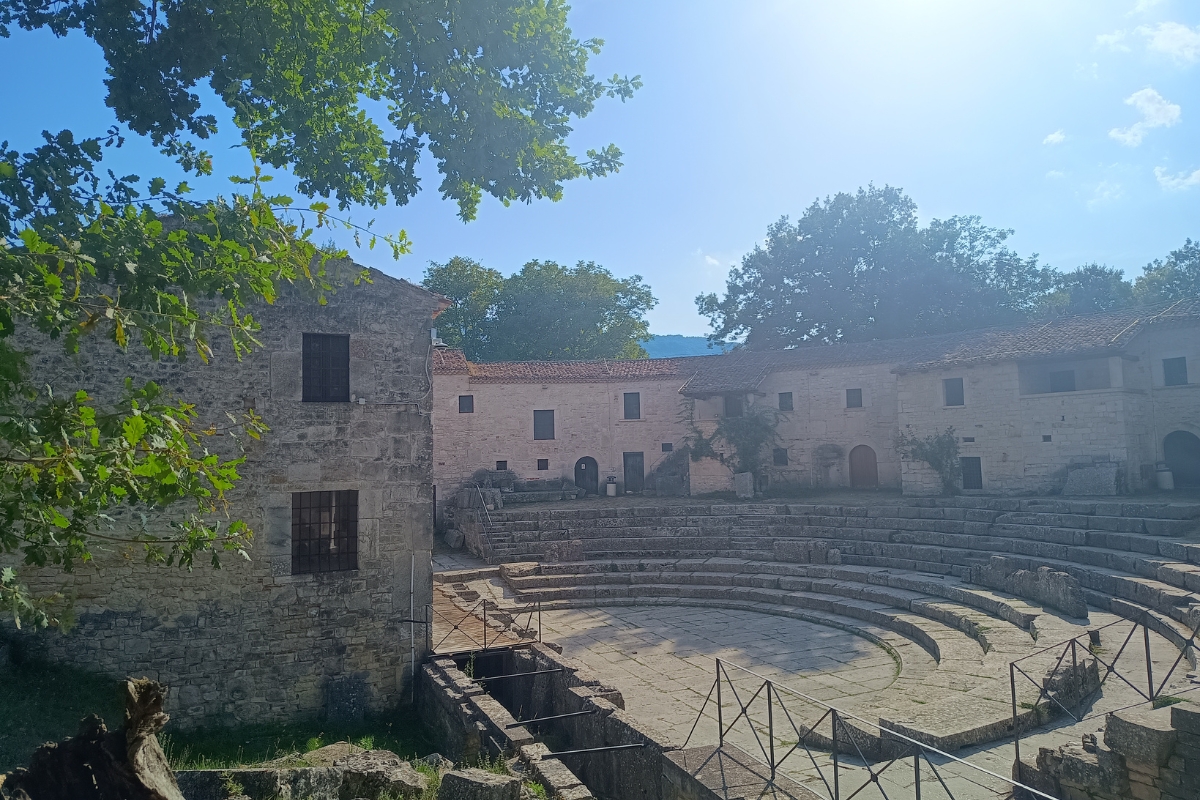 Look d’autore per musei a cielo aperto: Paestum, Altilia e Tarquinia tra arte, luce e stile italiano