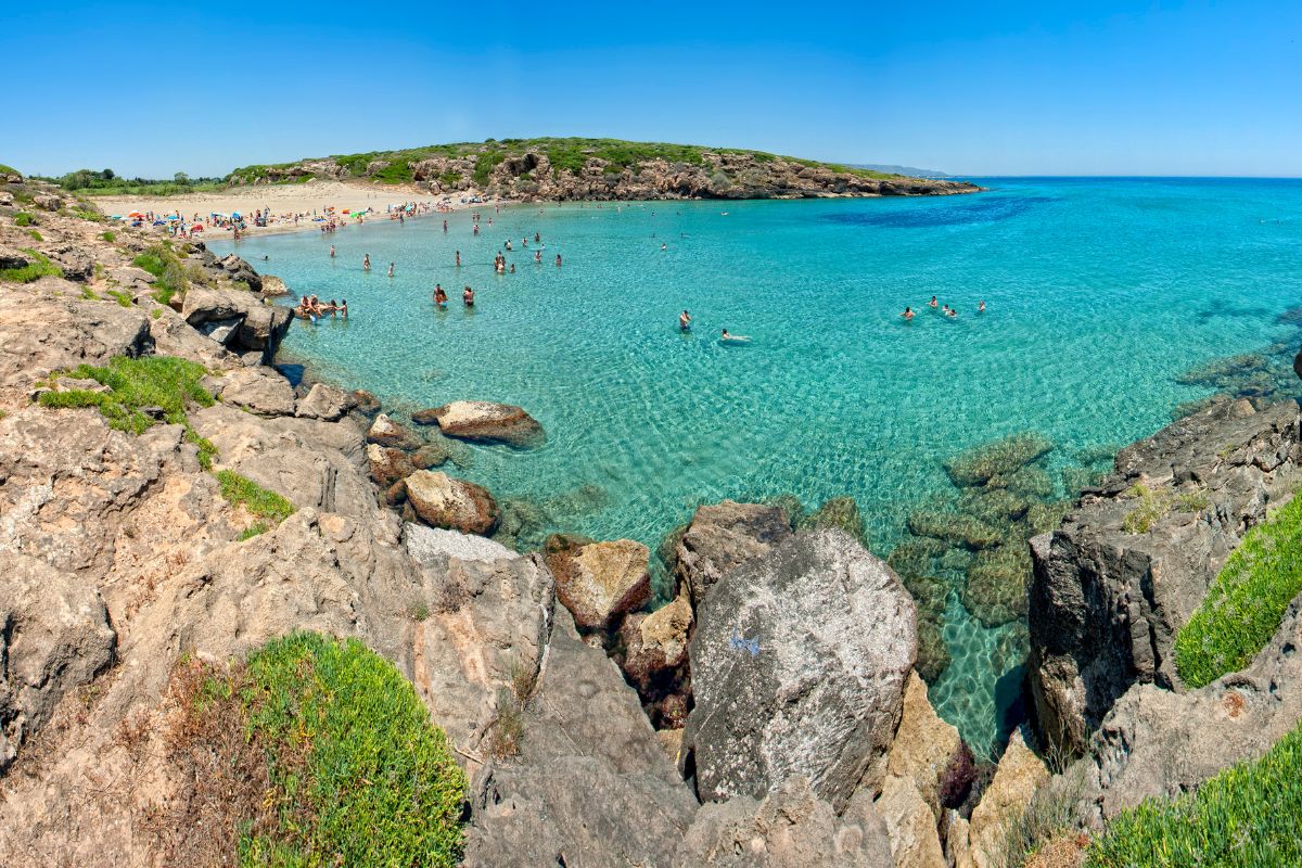 È stata Spiaggia più bella d’Italia nel 2005 e ogni anno si conferma tra le spiagge più belle d’Europa: Calamosche è la baia siciliana delle meraviglie