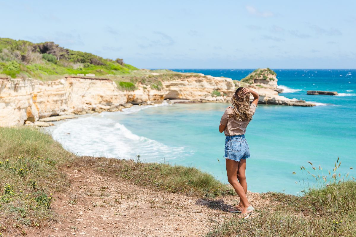 Sapore di Puglia: come vestirsi per una vacanza al mare tra luce, artigianato e stile mediterraneo