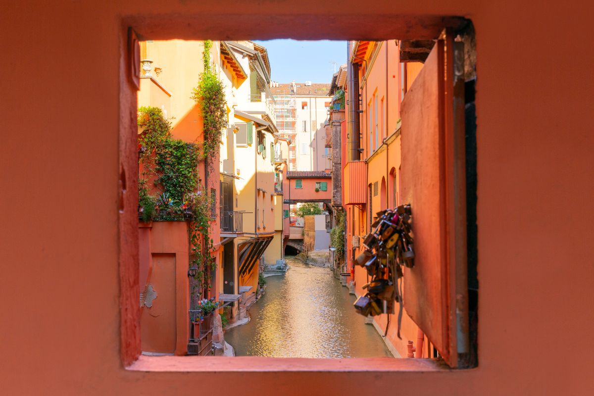 Via Piella, la finestrella segreta di Bologna