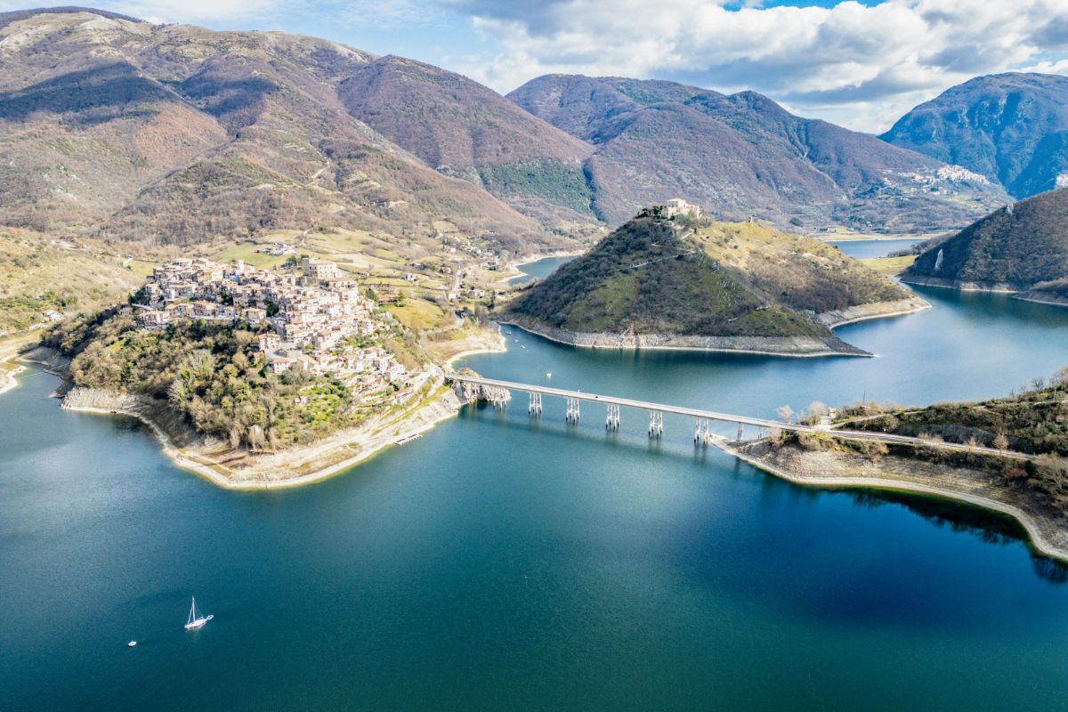 Castel di Tora, il borgo che galleggia tra le acque del Turano