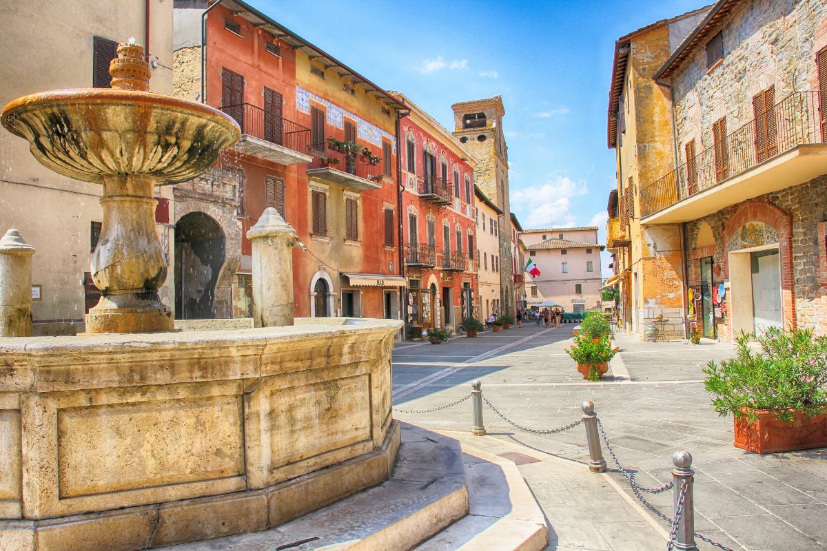 Deruta, il borgo colorato dell’Umbria è la capitale della ceramica dove ogni angolo è un’opera d’arte