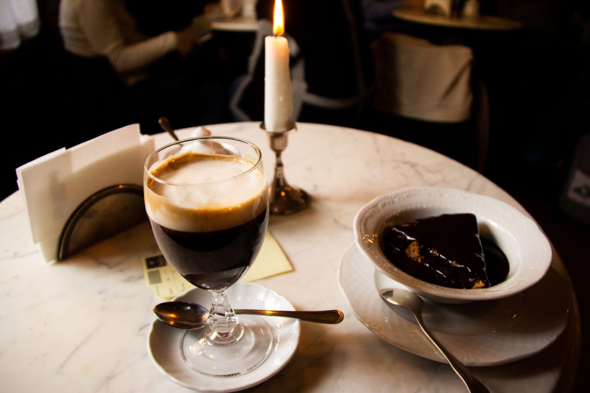 Al Bicerin di Torino dal 1763: il caffè più elegante d’Italia amato da Cavour e Nietzsche dove nacque la bevanda simbolo della città sabauda