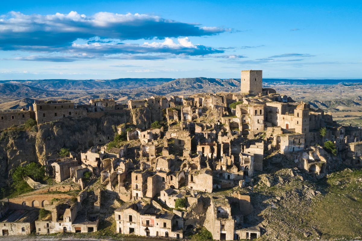 Craco, il paese sospeso tra i calanchi della Basilica è la città fantasma più malinconica d’Italia