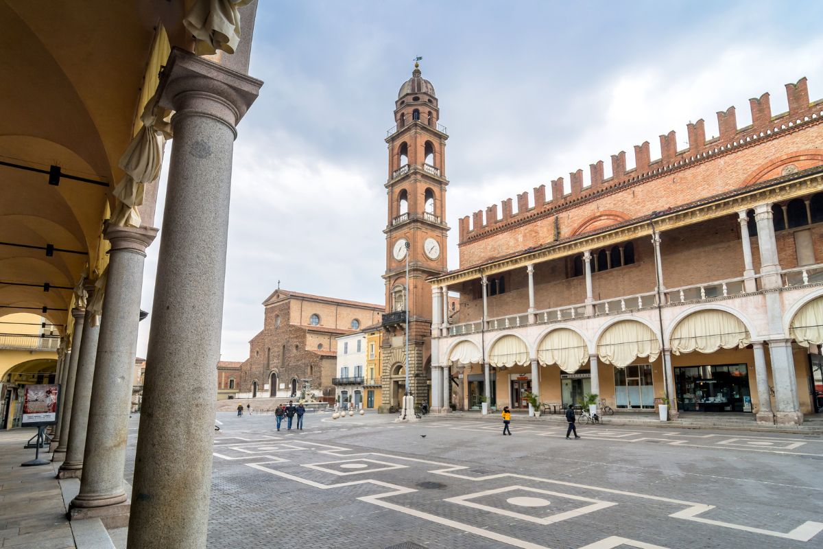Faenza, capitale di stile: cosa vedere nella città che ha dato il nome alla “faience” (e come innamorarsi delle sue ceramiche)
