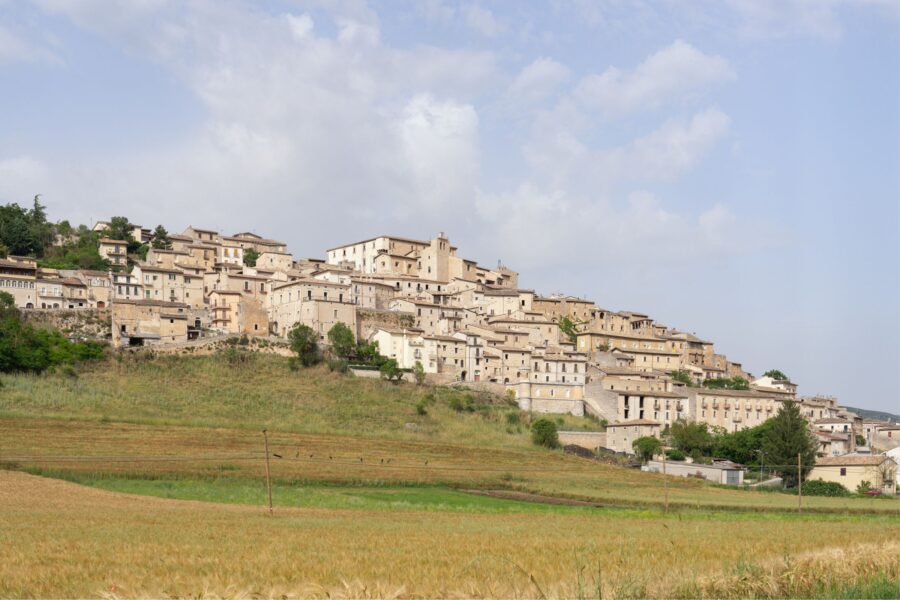 In Abruzzo c’è un borgo di pietra affacciato su una piana tutta viola: Navelli, il paese dello zafferano