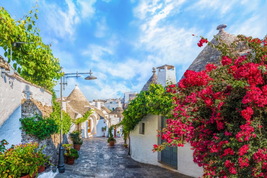 È l’unica e sola capitale dei trulli al mondo: cosa vedere, dove andare e perché fermarsi ad Alberobello almeno una volta