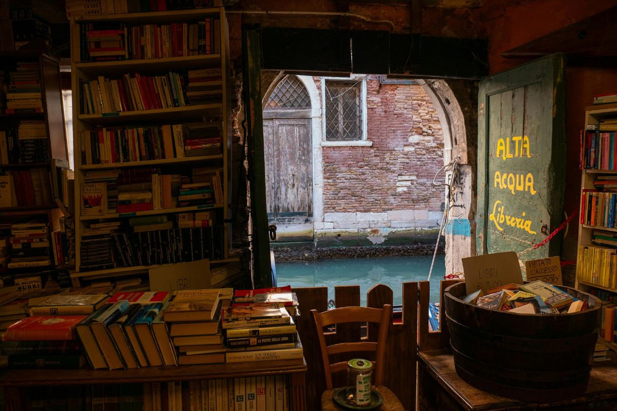 Una gondola, 5000 libri, una finestra sul canale: la Libreria Acqua Alta, la Venezia segreta dove ti ritrovi in un romanzo