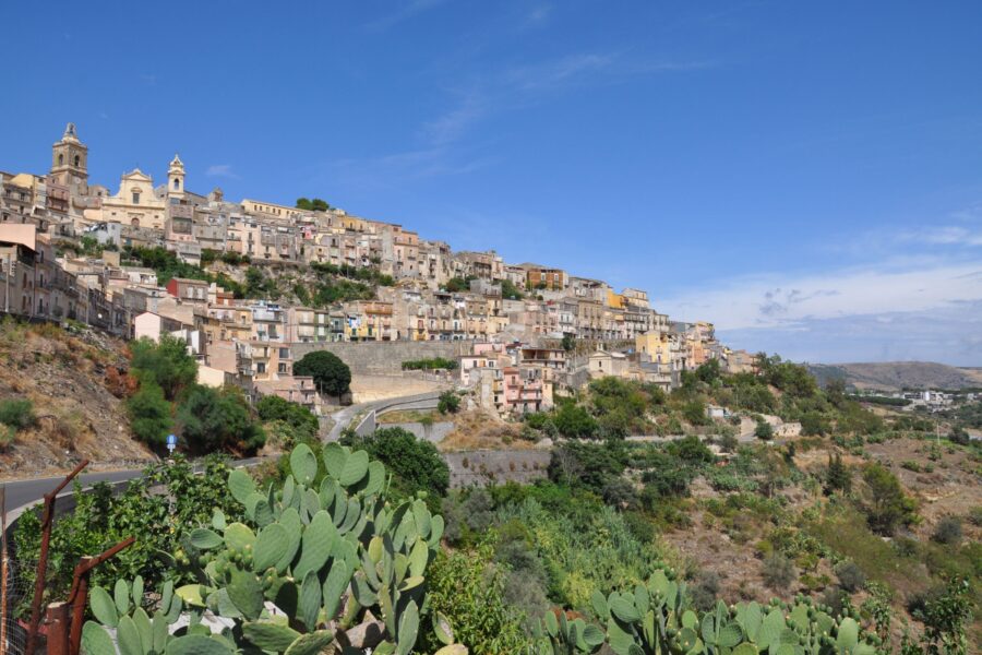 Tre scrittori, tre territori: un viaggio letterario tra Sicilia, Toscana e Langhe sui luoghi di Verga, Montale e Pavese