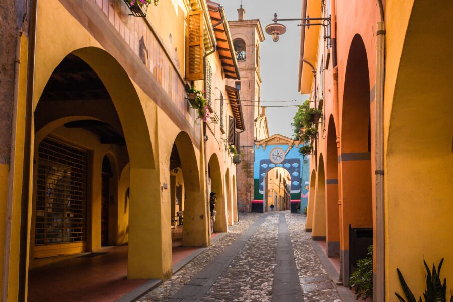 A 40 km da Bologna c’è un paese che sembra uscito dalle favole: Dozza, il borgo-museo dei 200 murales aperto 24 ore su 24, 365 giorni all’anno
