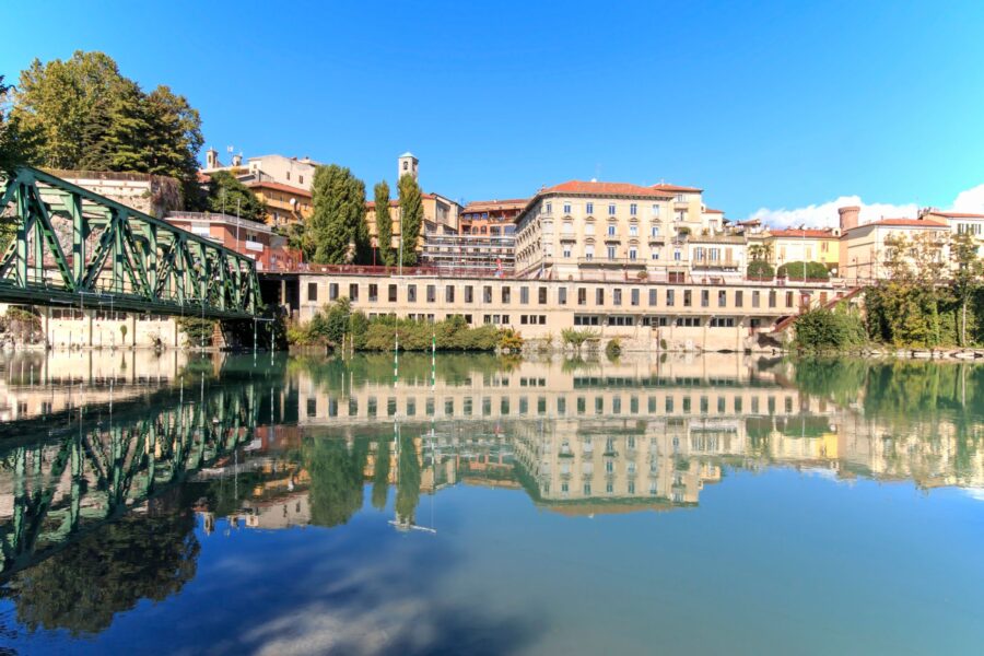 Castelli, fabbriche e arance che volano: Ivrea, la città di Olivetti dove il Medioevo incontra il futuro (e dove a Carnevale succede l’impossibile)