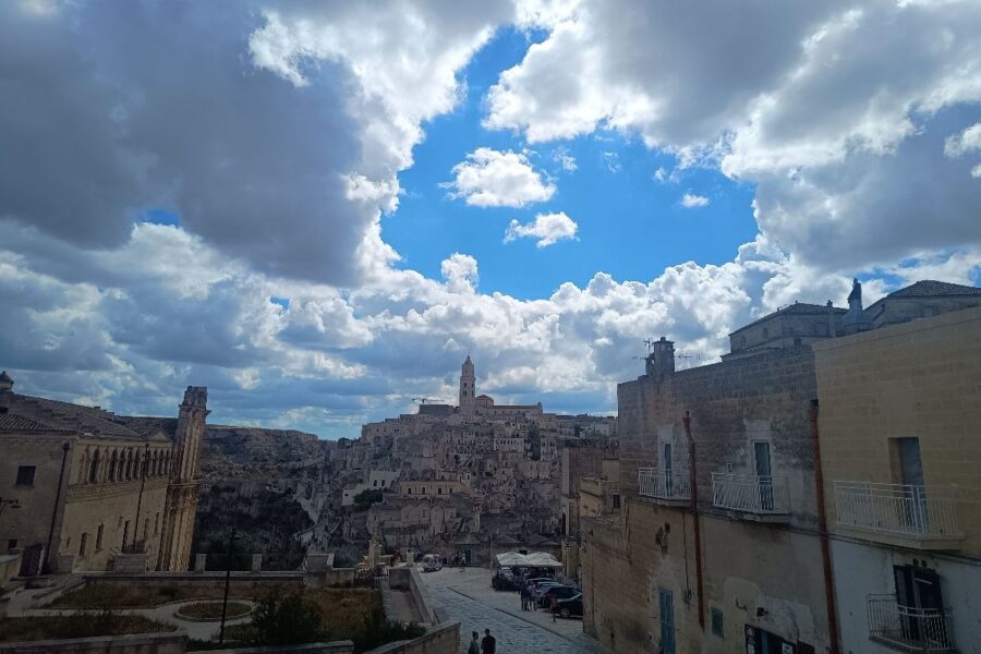 In Italia c’è l’unica e sola Città dei Sassi al mondo: cosa vedere e cosa fare a Matera, la città-labirinto che somiglia a un presepe di pietra