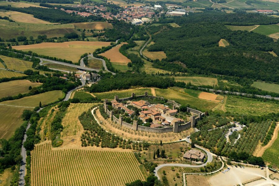 Monteriggioni, la corona di pietra della Toscana è uno dei borghi murati più incredibili d’Italia