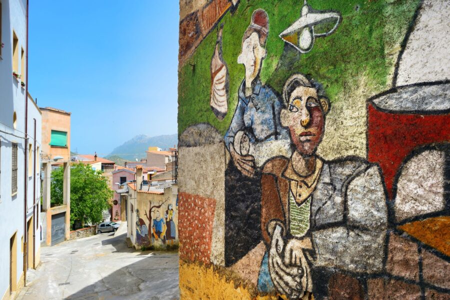 In Sardegna c’è il borgo dipinto dei 150 murales: Orgosolo, viaggio nella Sardegna dove il colore regna dagli anni Sessanta