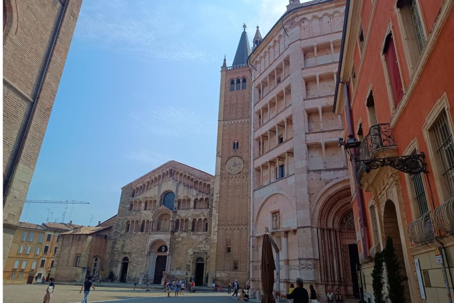 È la piccola Parigi della Pianura Padana: Parma, la ‘Petite Capitale’ dove la vita scorre tra biciclette e palazzi color oro