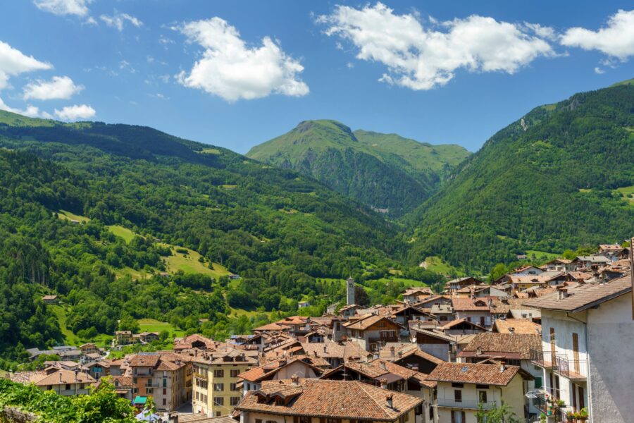 In provincia di Brescia c’è il borgo dell’unica ‘cattedrale in montagna’ d’Italia: Bagolino e il suo carnevale storico