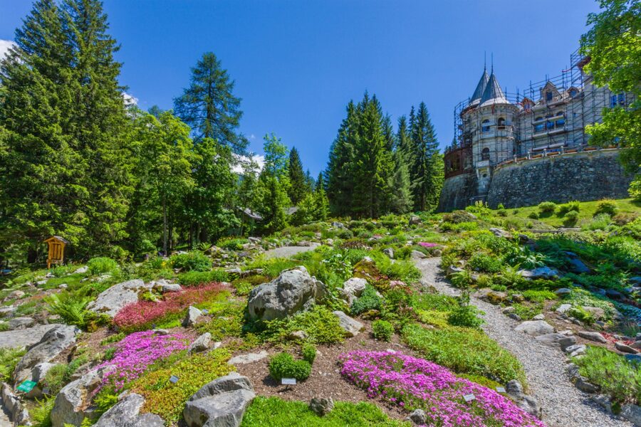In Valle d’Aosta c’è un castello che sembra quello di Cenerentola: Castel Savoia, la fortezza liberty della regina