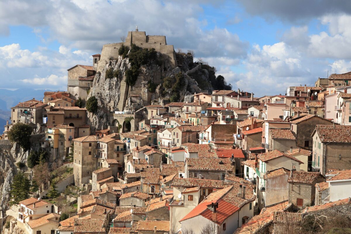 Cervara di Roma: il borgo scolpito nella roccia dove esiste il Monte Rushmore d’Italia