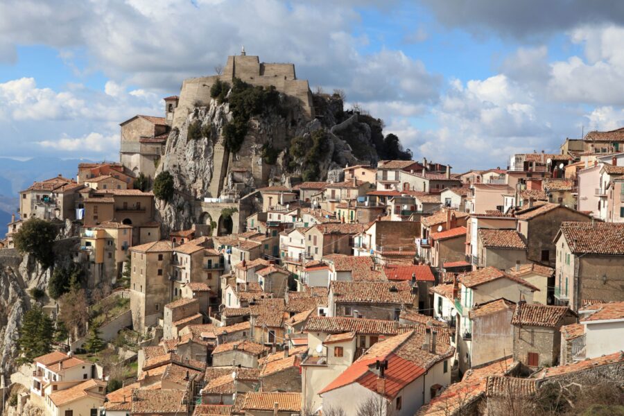 Cervara di Roma: il borgo scolpito nella roccia dove esiste il Monte Rushmore d’Italia