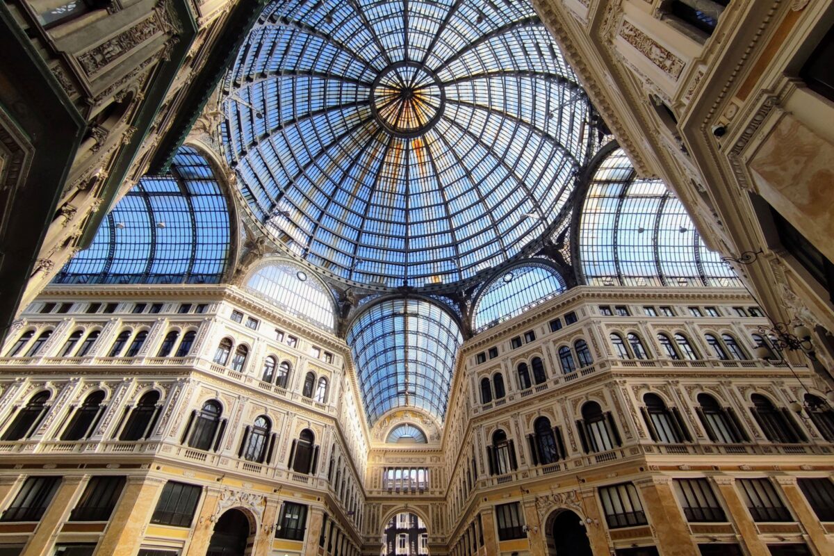 Cattedrali di vetro e sogni di ferro: viaggio nelle gallerie più belle d’Italia