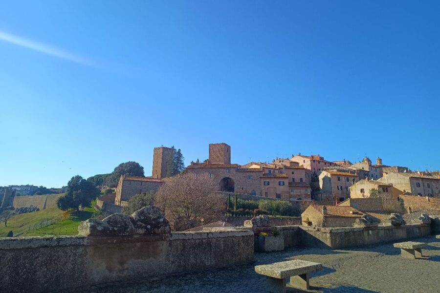 Nonostante il nome non è in Toscana: Tuscania, la piccola Roma della Tuscia è un prezioso borgo murato scolpito nel tufo