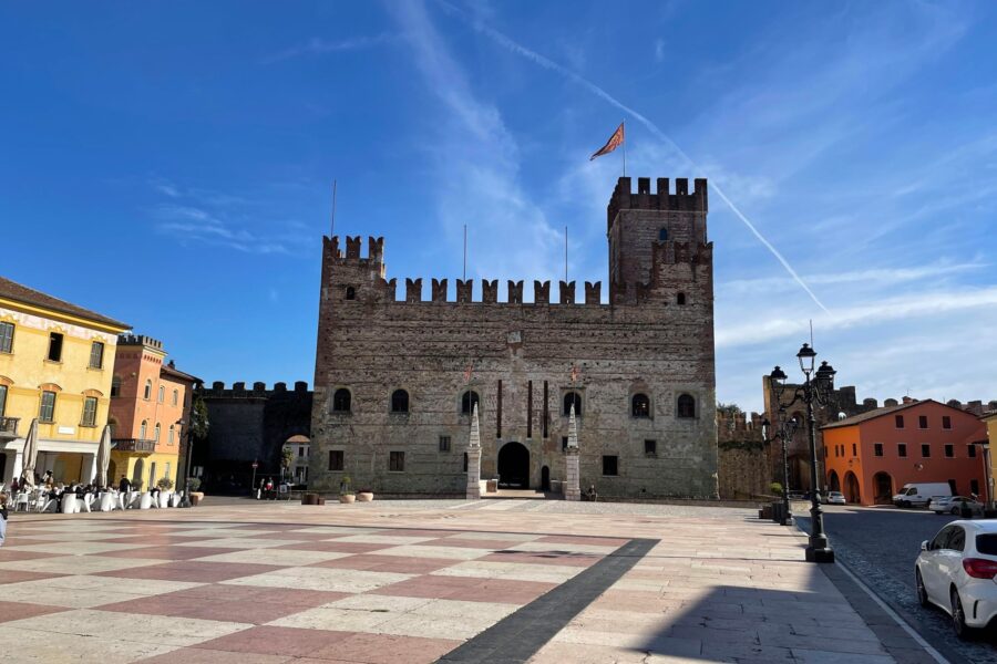 È italiana la capitale mondiale degli scacchi: la ‘spina dorsale del drago’ è il borgo verticale da vedere in Veneto almeno una volta