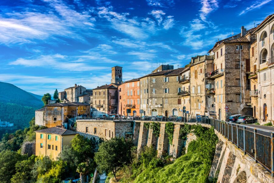L’enigma di Narnia, perché C.S. Lewis scelse questo borgo senza averlo mai visto: cronaca di un viaggio nel paese più magico dell’Umbria