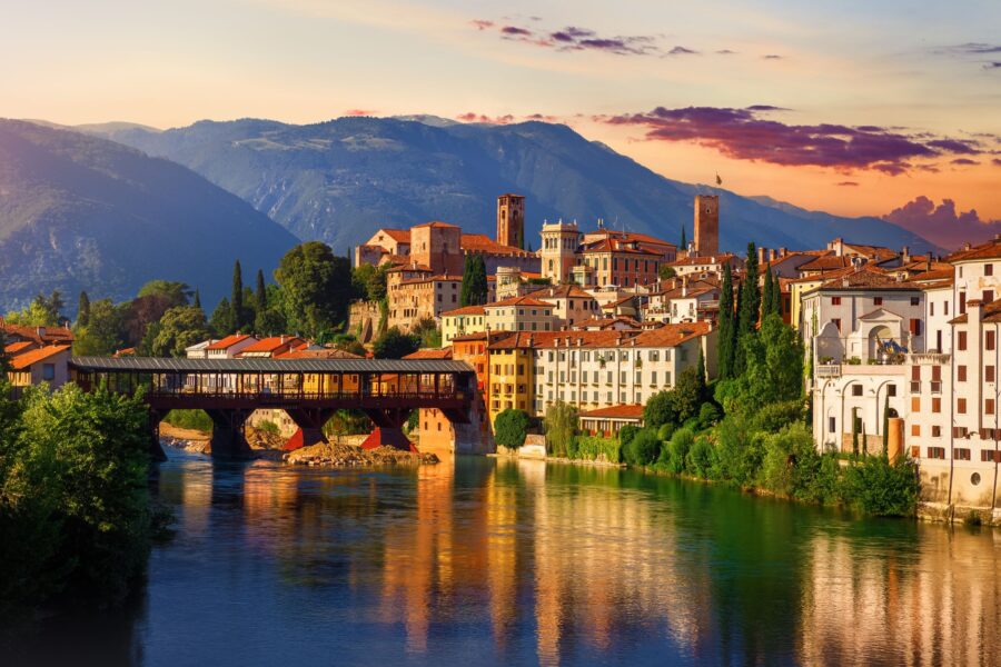 La grapperia più antica d’Italia, un “Mezzo e Mezzo” e un ponte di legno di 600 anni: cosa vedere nella capitale italiana della grappa e il segreto del civico 2