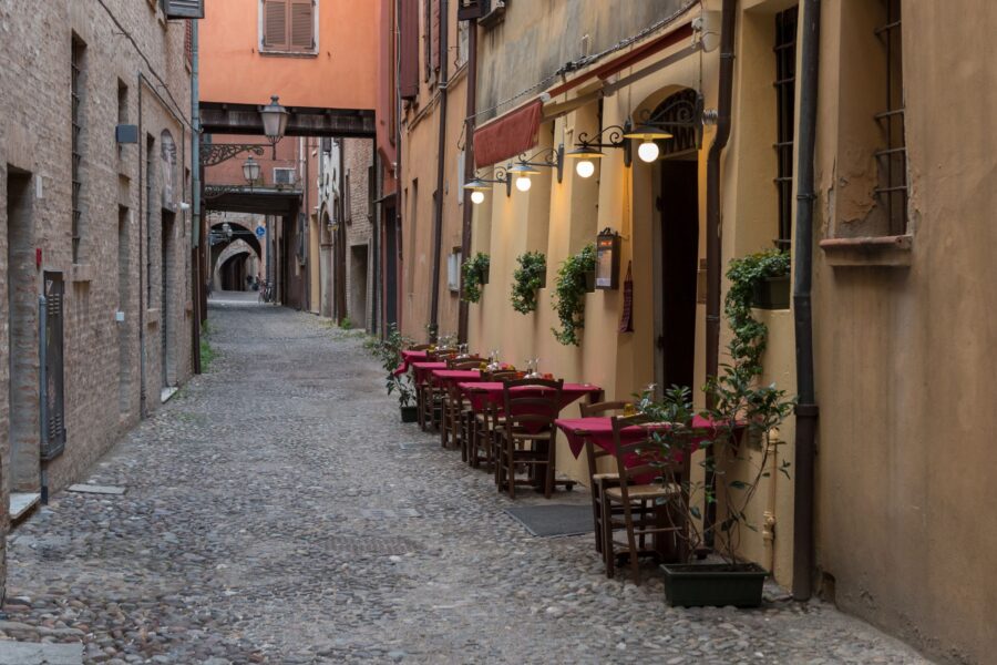 È italiana la trattoria più antica del mondo dove si mangia dal 1435: viaggio nell’osteria dei record dove Copernico guardava le stelle e noi mangiamo ancora oggi