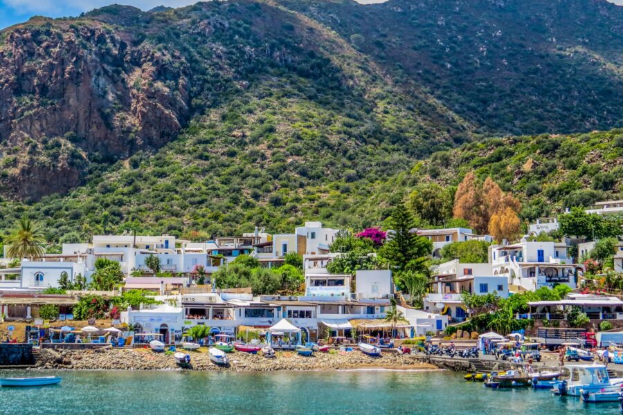 Sembrano i Caraibi ma siamo in Sicilia: queste 7 isole nate dal fuoco stanno facendo impazzire tutto il mondo