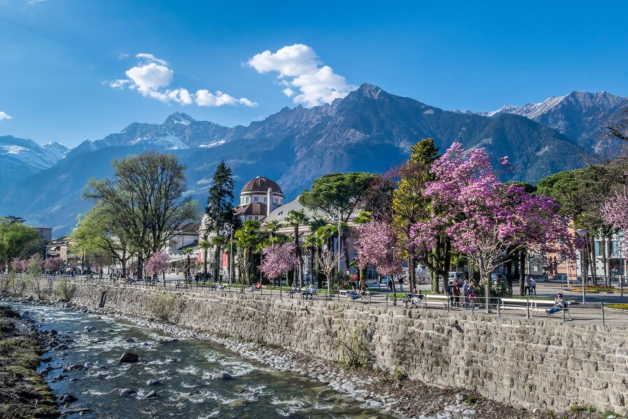 Non è la solita montagna: questa città-salotto è il Mediterraneo delle Alpi dove l’inverno sembra non arrivare mai