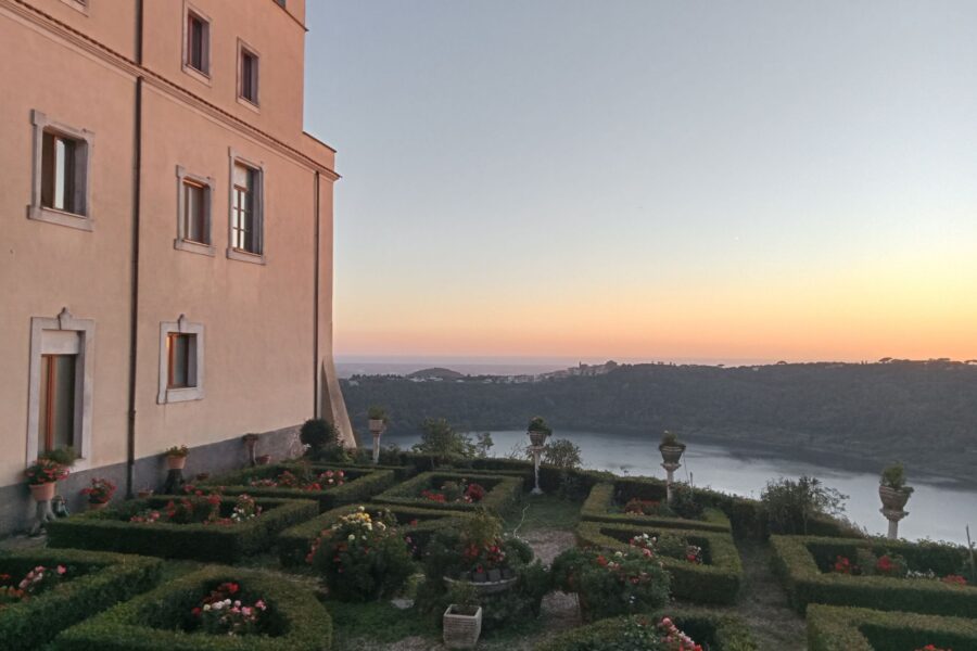 Lo chiamano il borgo delle fragole, ed è il posto più romantico da visitare a due passi da Roma