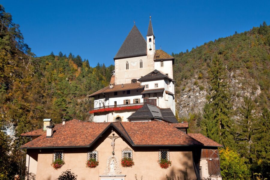 È il piccolo Tibet del Trentino: 131 gradini e 900 anni per l’eremo-castello delle 5 chiese che si arrampica dove osano solo le aquile