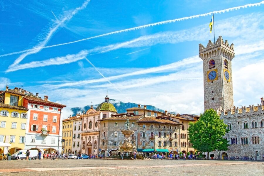 Non è un museo a cielo aperto, ma ci somiglia: perché la ‘città del tridente’ più dipinta d’Italia è il segreto meglio custodito delle Alpi