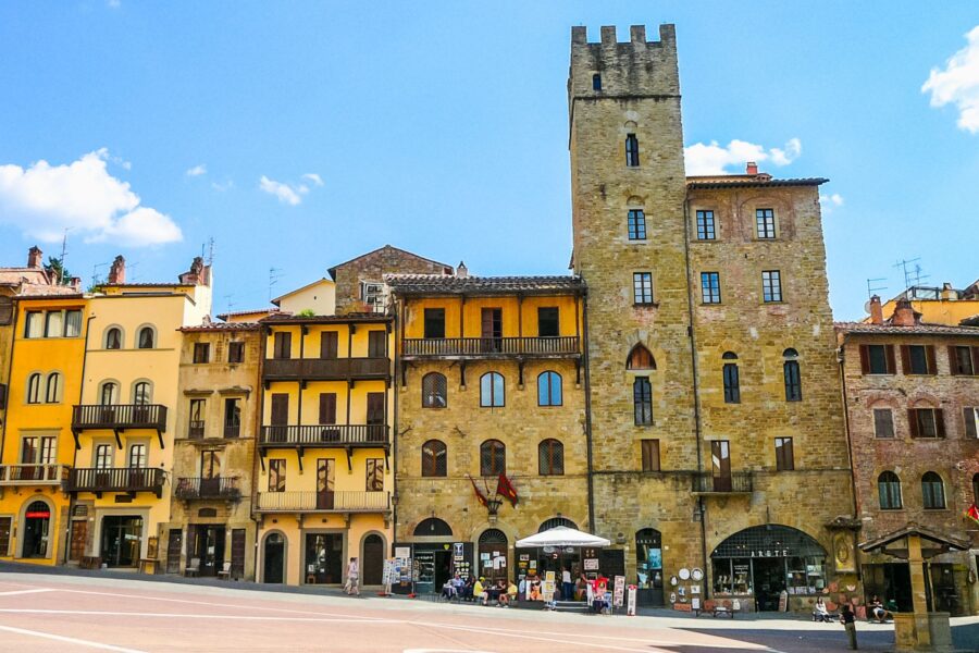 Perché Dante odiava Arezzo? Il segreto dei botoli ringhiosi e della città più ricca (e spietata) della Toscana