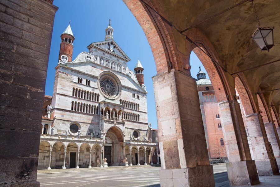 Non è Roma, ma qui c’è la Cappella Sistina del Nord: è la città dei violini e di quei 502 gradini per salire sul campanile murato più alto d’Europa