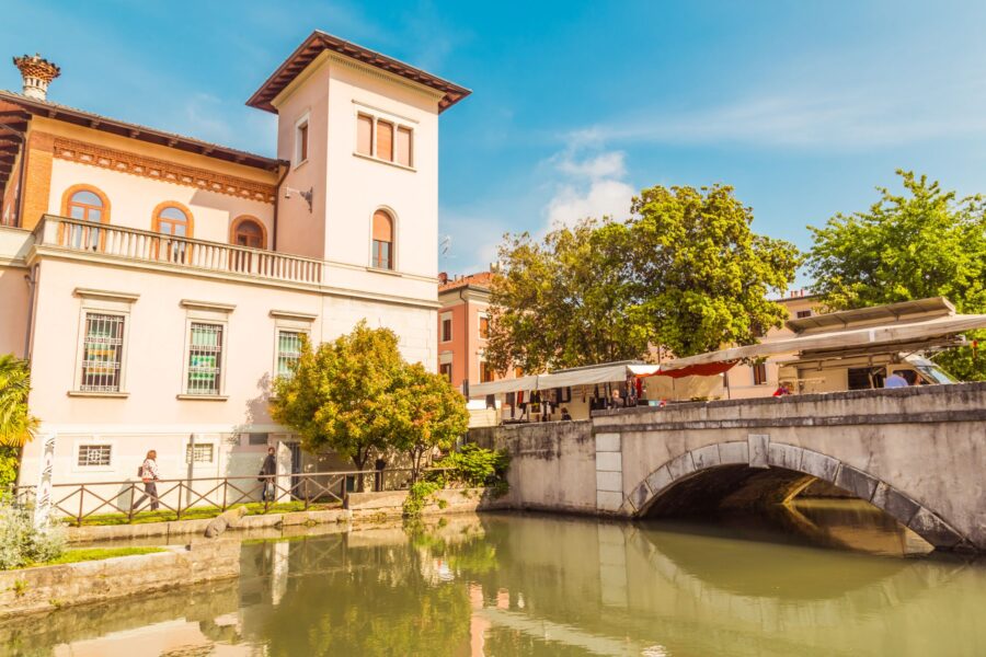 Non è Pisa, ma pende quasi altrettanto: a pochi chilometri da Venezia c’è una bomboniera d’acqua con mulini del ‘400, palazzi da sogno e la terza torre più ‘storta’ d’Italia