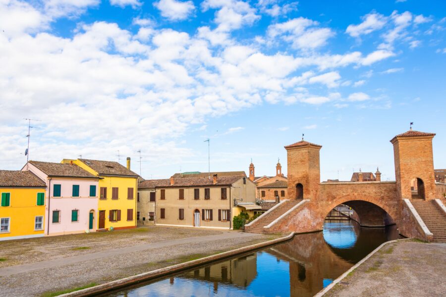 Il segreto dei Trepponti e della città ‘pastello’ che galleggia sull’acqua: la piccola Venezia emiliana è la fuga fiabesca più colorata d’Italia