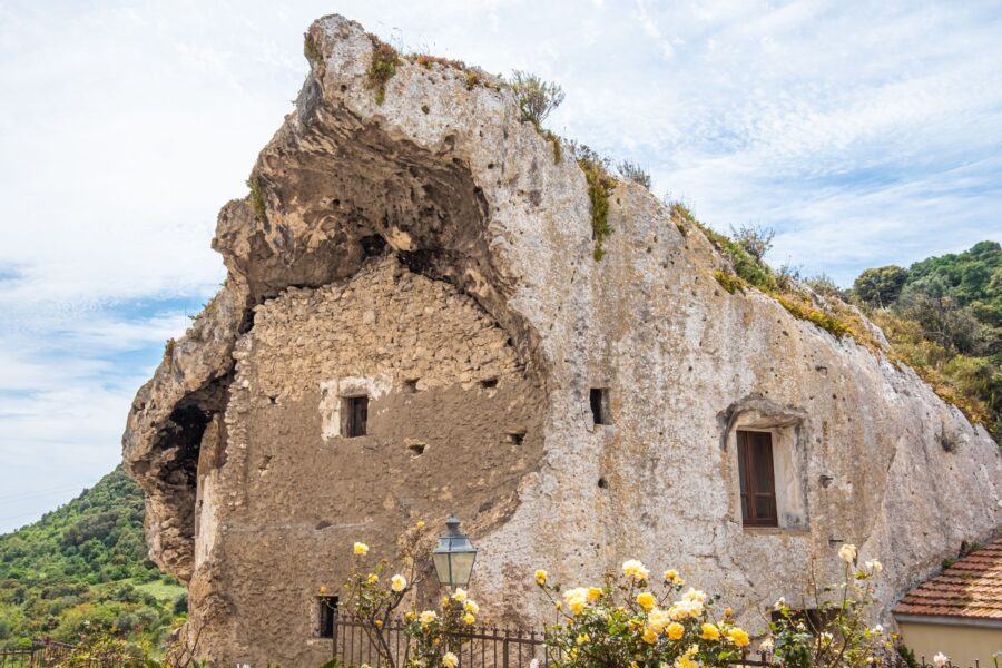 Sono le Case delle Fate più misteriose d’Italia: guida alle 3500 cattedrali sotterranee della Sardegna che hanno incantato persino l’UNESCO