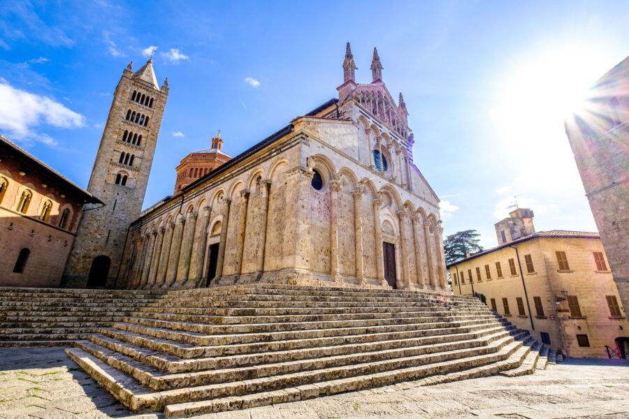 Non è la solita Toscana: in questo borgo della Maremma dai rami pendono “frutti” proibiti, la cattedrale è storta e sembra di essere in un quadro di De Chirico
