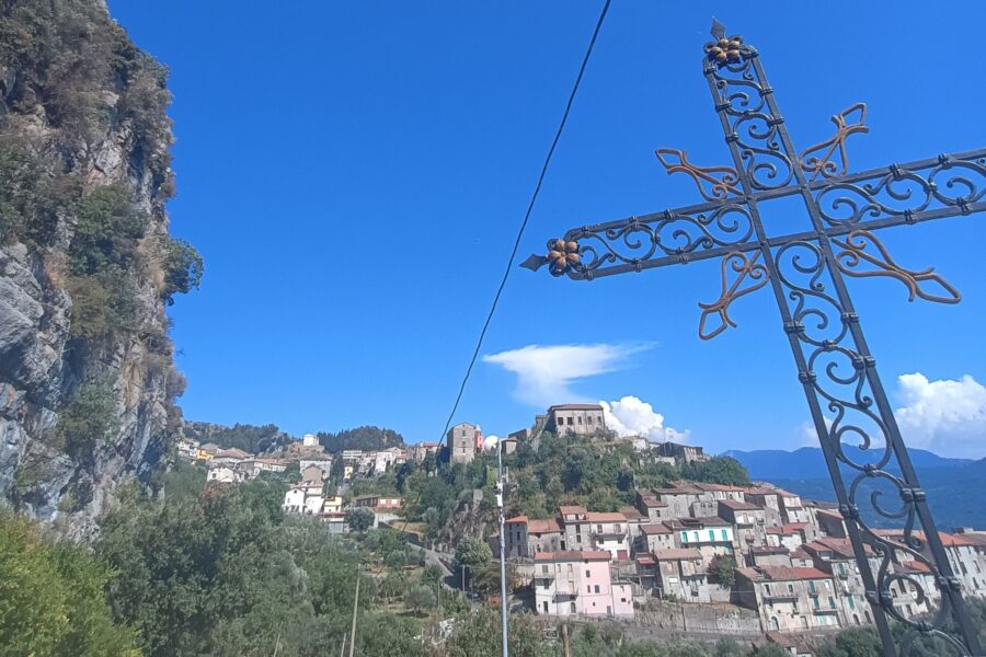 Il borgo dei due segreti UNESCO: tra il guerriero delle nuvole e la grotta dell’angelo, la Campania che non ti aspetti