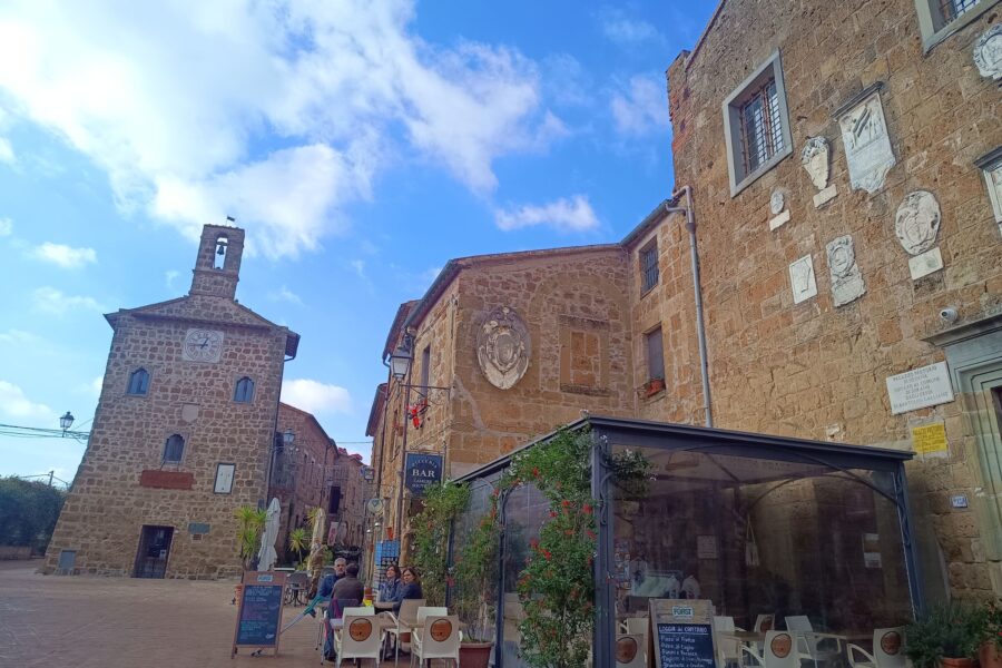 La città ‘dorata’ è il gioiello della Maremma dove il silenzio ha il colore del tufo e tutto profuma di storia