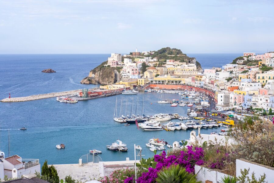 Sembra la Grecia ma è ad un’ora da Roma: questa piccola isola si conferma anche nel 2026 tra le mete top dell’estate in Italia